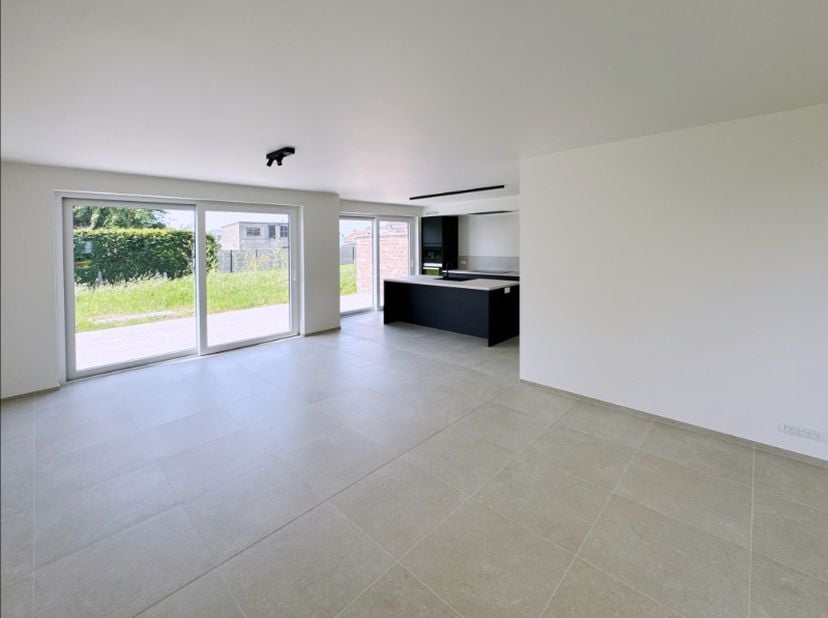 Langs de Borstelstraat in Houthulst werd deze prachtige halfopen projectwoning (lot 2) gerealiseerd. De grote stijlvolle voordeur leidt naar een wonin