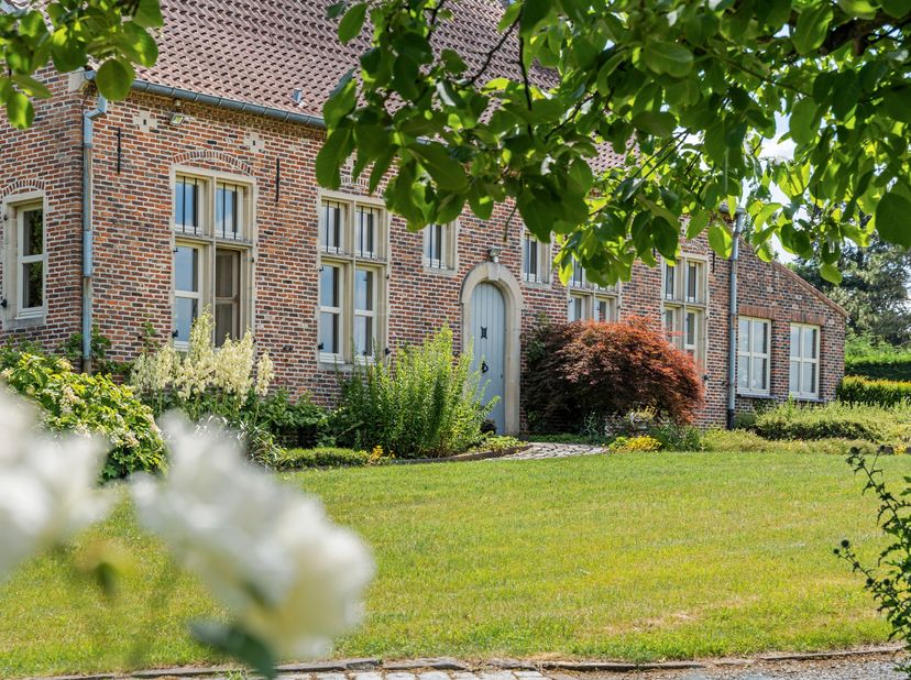 Een unieke eigendom waar ruimte, rust en natuur samenkomen.<br />
<br />
Verscholen in het groen, op een prachtig perceel van maar liefst 6.671 m², be