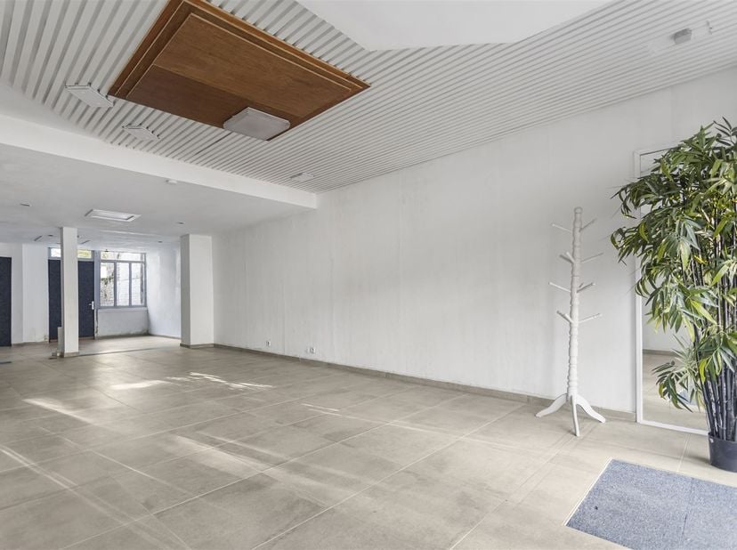 Bel immeuble situé sur l'axe principal du centre de Péruwelz - <br />
Rez : Grande et lumineuse surface commerciale disposant d'une large vitrine à fr