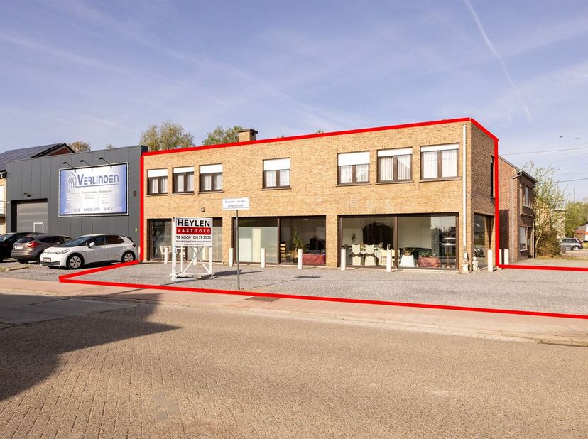 Propriété commerciale avec appartement à l'étage avec 3 chambres à coucher près du centre de Beerzel, Putte et Grasheide !  <br />
Cette propriété com