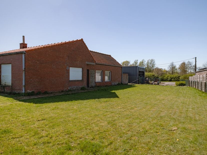 Te koop: Hoeve met ruime grond in Lichtervelde<br />
In de Moerplasstraat 3 te Lichtervelde bevindt zich deze hoeve op een perceel van 1350 m².<br />