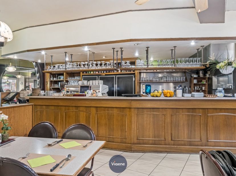 Volledig ingericht Horecapand te huur zonder Overname - Brasserie "Parnasse" commercieel gelegen op het drukke kruispunt Petit-Paris - centraal gelege
