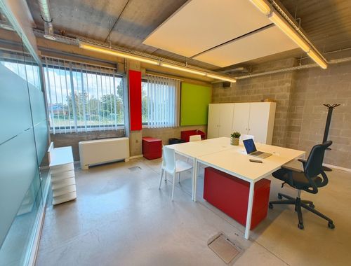                                         Espace de bureaux à louer à Kaaskerke, € 400
