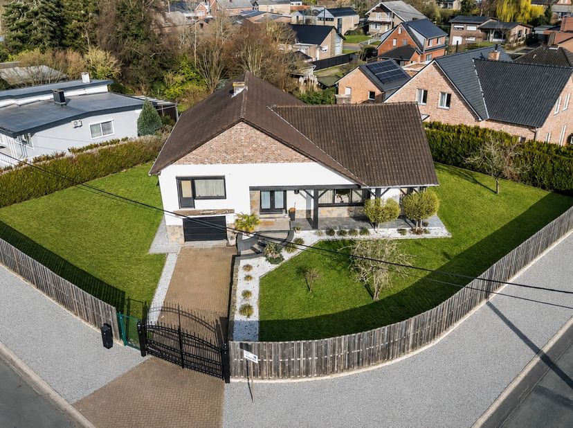 Ruimte, licht en comfort komen in deze prachtig gerenoveerde woning perfect samen. Met een indrukwekkende bewoonbare oppervlakte van 334 m² op een per