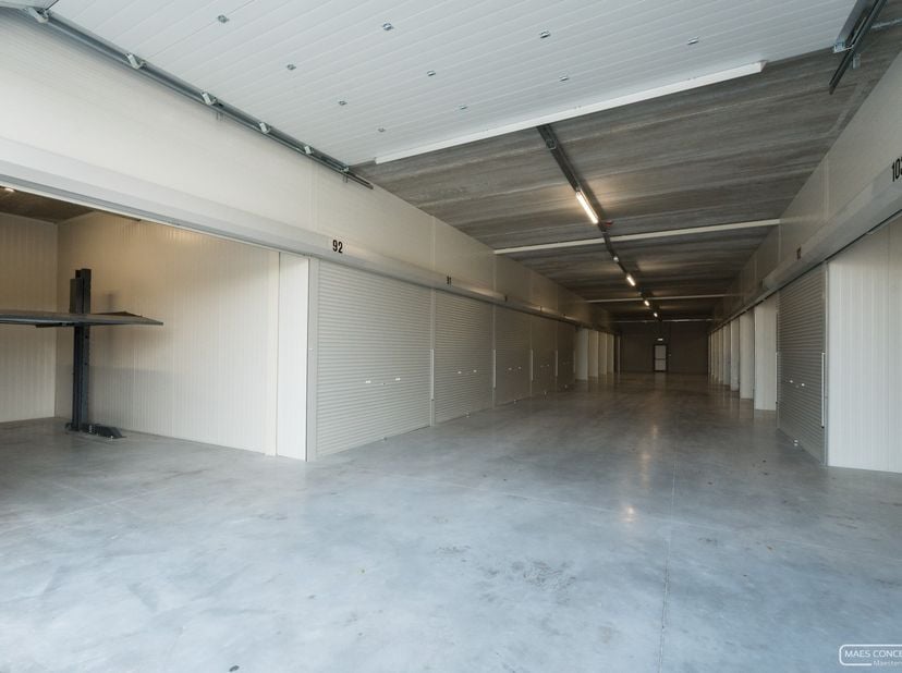 Deze ruimtes zijn ideaal om huisraad, kunstwerken, tuinmeubilair, auto's, boten, campers... tijdelijk of permanent onderdak te geven. Enkele boxen zij