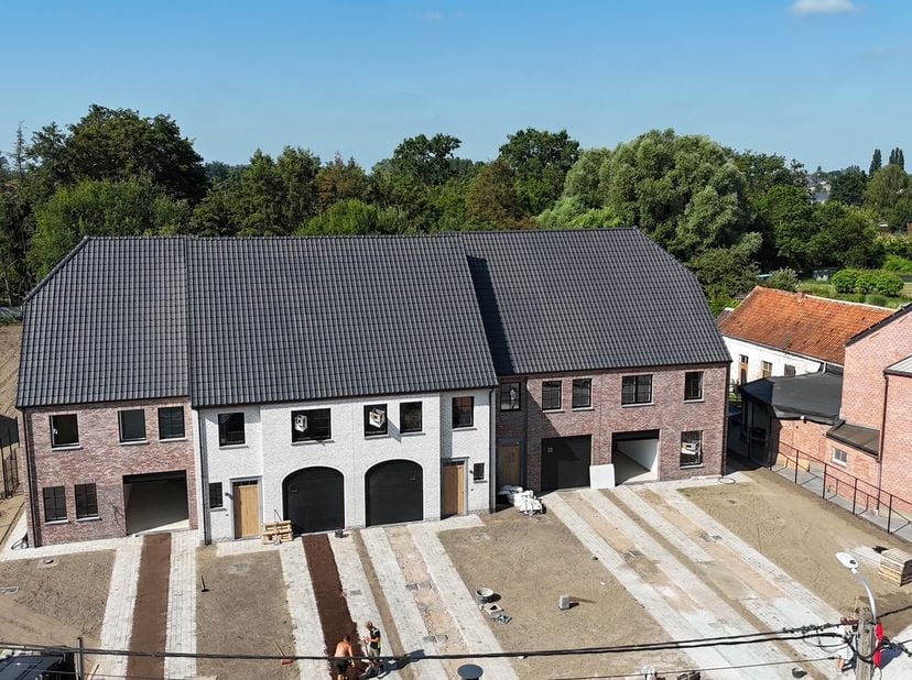 drie gesloten bebouwing te koop met grote tuin Zuid gericht.<br />
Deze energiezuinige nieuwbouwwoningen in een tijdloze pastorijstijl heeft een bewoo