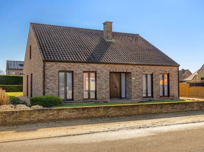 Ruime open bebouwing met momenteel 3 slaapkamers maar uitbreidingsmogelijkheden op een perceel van 752m². Gelegen in een rustige straat in een residen