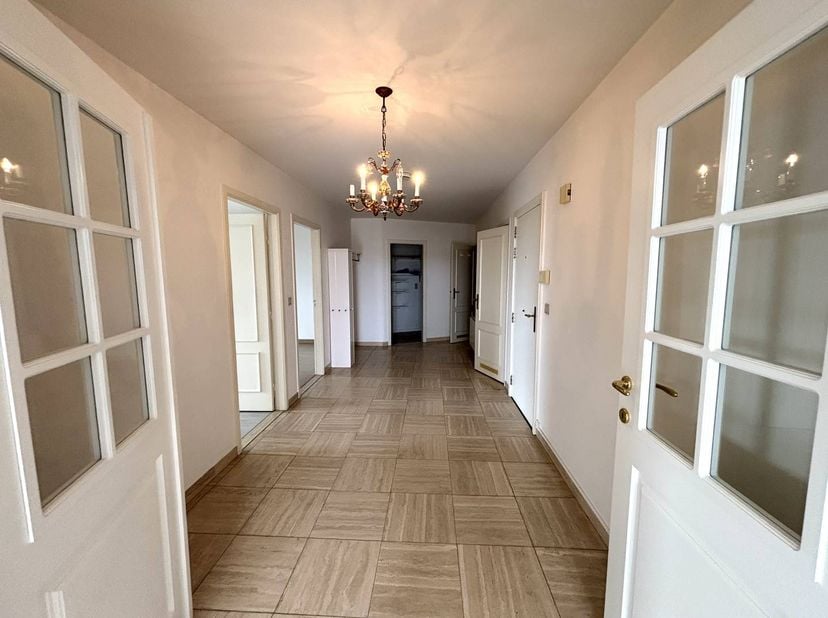 Vous recherchez la combinaison parfaite d'espace, de confort et d'un emplacement de choix ? Cet appartement de 135 m², situé dans l'emblématique Bamps