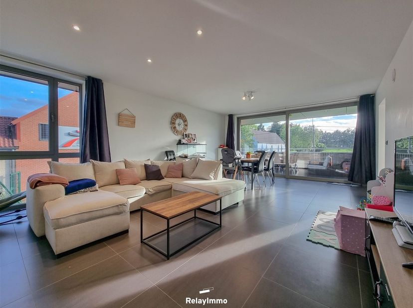 Prachtig appartement met twee slaapkamers van 91 m², gelegen op de 1e verdieping van het complex, met terras en eigen parkeerplaats.<br />
Entreehal,