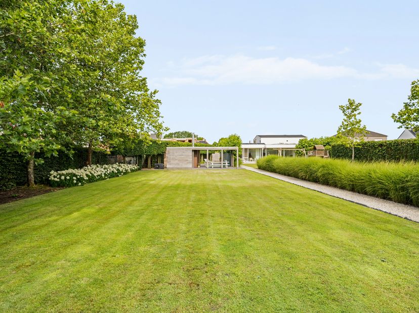 Schitterende moderne villa (bouwjaar 2001) met kantoren/praktijk of extra leefruimte op prachtige kavel van 3.140 m² is gelegen nabij het centrum van
