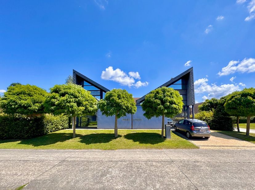 Op zoek naar een karaktervolle, instapklare woning op een rustige en aangename locatie? Deze bijzonder charmante open bebouwing uit 1998 combineert ee