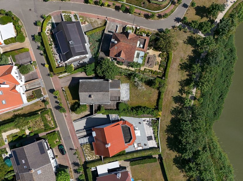 Uniek aanbod: gelegen op een uitzonderlijke locatie in het hart van Knokke, met een prachtig frontaal zicht op het Zegemeer, bevindt zich deze te reno