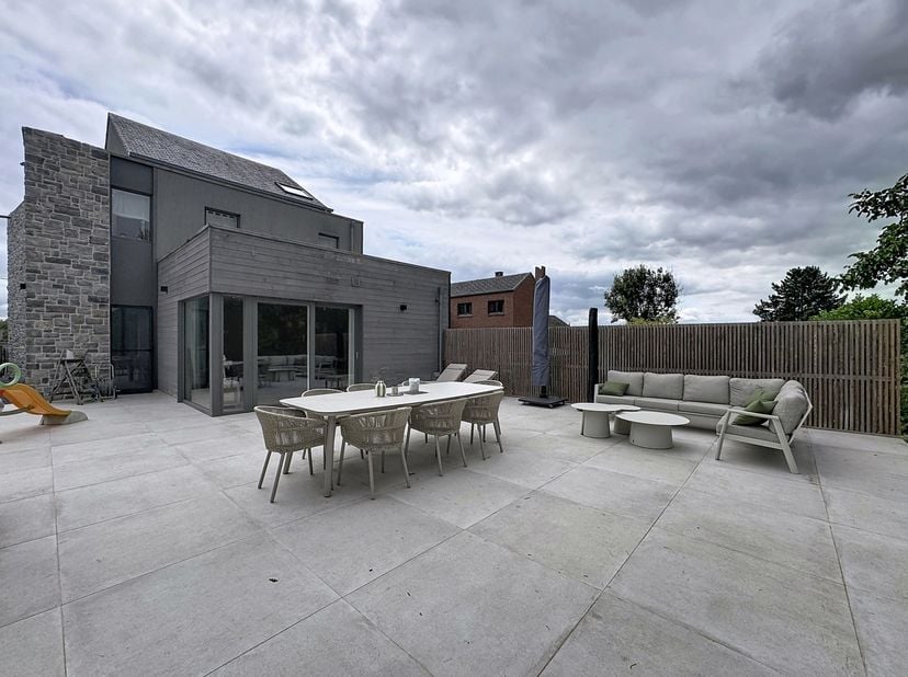 Venez découvrir cette superbe maison au style moderne implantée dans le village de Leignon (Chapois) ! Vous serez charmé par le confort et l'espace qu