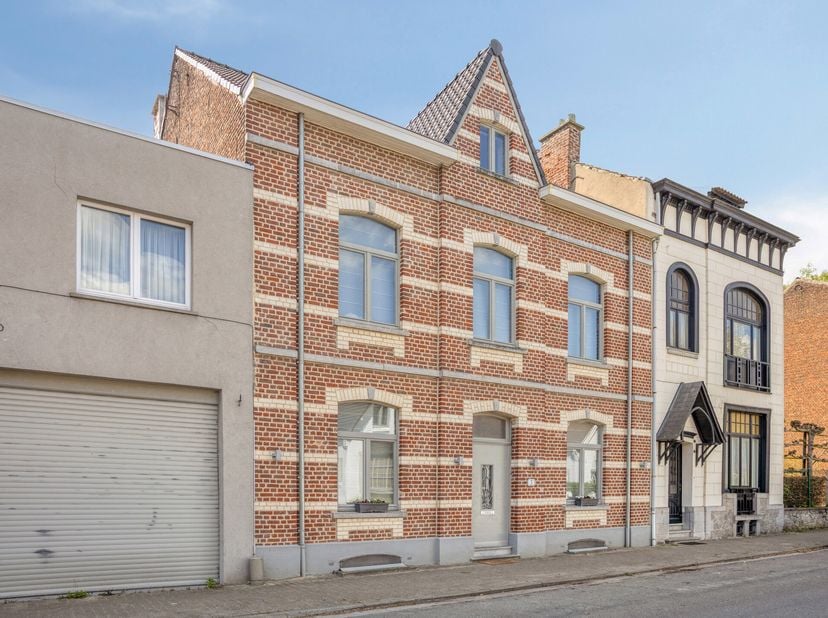 In het hart van Kortenberg bevindt zich dit uitzonderlijk charmante herenhuis waar karakter en hedendaags comfort elkaar moeiteloos ontmoeten. Deze pr