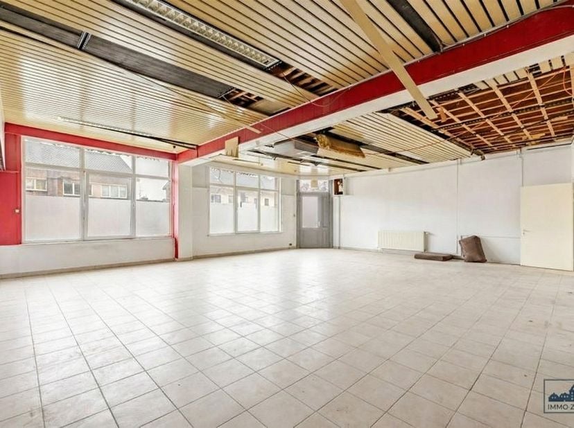 Welkom in deze uitnodigende woning in Temse, een prachtig pand met veel potentieel! Dit ruime huis beschikt over 249 m² bewoonbare oppervlakte verdeel
