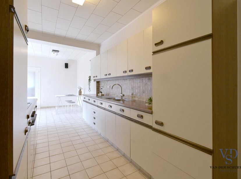 Twee halfopen woningen werden samengevoegd tot één bijzonder ruime gezinswoning, wat resulteert in een unieke eigendom met een uitzonderlijk volume.<b