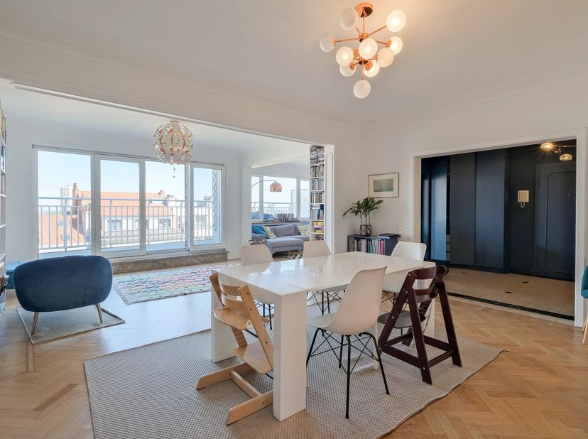 Molière / Idéalement situé à proximité immédiate de la place Constantin Meunier, ce superbe appartement denviron 156 m² bruts se trouve au 7 étage dun