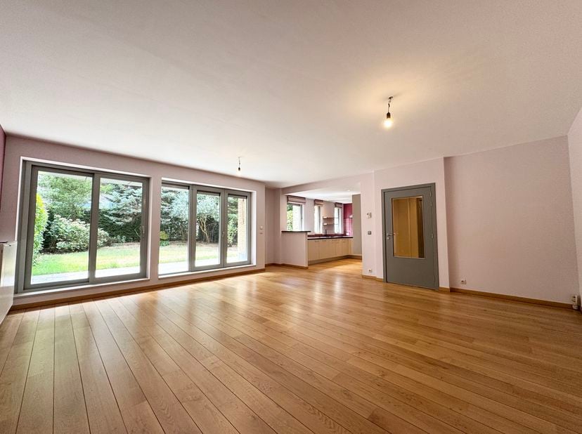 WOLUWE-SAINT-LAMBERT – Ideaal gelegen nabij het Dumonplein en alle voorzieningen, in een aangename buurt. Prachtig APPARTEMENT (2 SLK / 1 DDK / 1 BADK