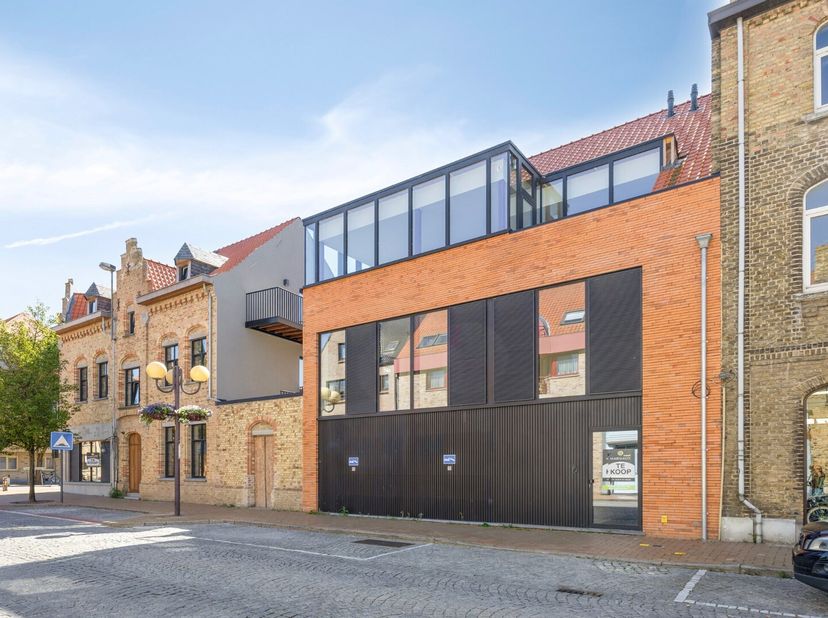 Prachtig duplex appartement gelegen in het centrum van Nieuwpoort-stad. Dit appartement heeft een bewoonbaar oppervlak van ruim 133 vierkante meter, e