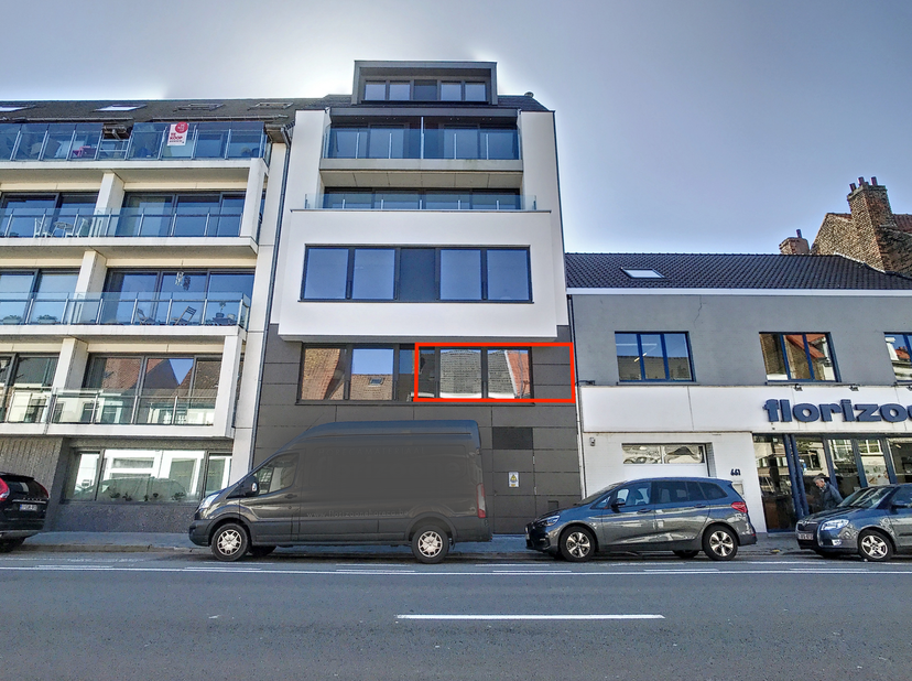 Dit instapklaar nieuwbouwappartement is gelegen langs de Nieuwpoortsesteenweg te Oostende - Mariakerke. Het appartement te huur bevindt zich op de eer