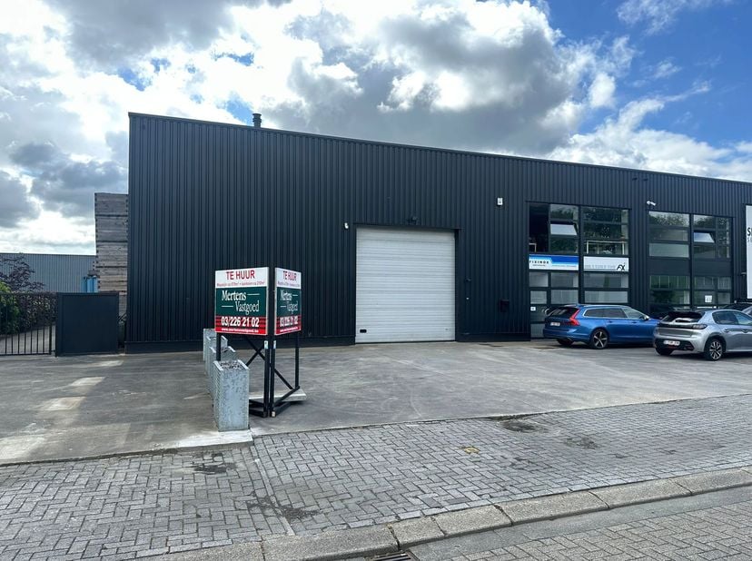 BESCHRIJVING<br />
Bedrijfsunit gelegen te Jagersdreef 4C in Schoten, op het bedrijventerrein ‘Zwaan’ langsheen de Brechtsebaan. Het pand omvat kantoo