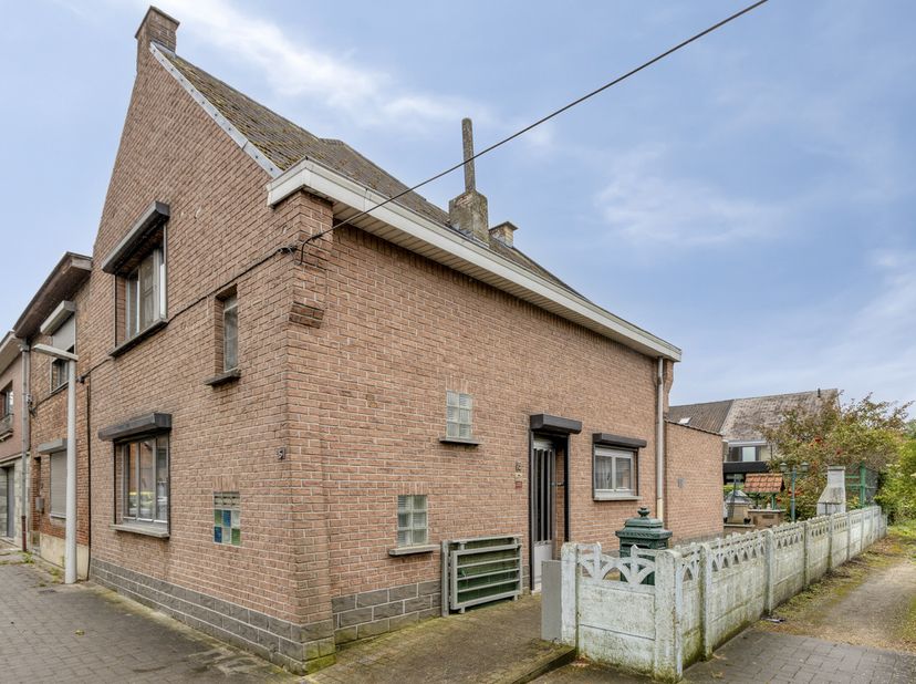 Solide driegevelwoning op een uitstekende en rustige locatie aan een gezellig pleintje in de gezochte Marie Joséwijk te Vilvoorde. Deze te renoveren g