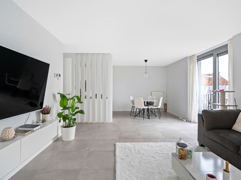 Het energiezuinig appartement is ideaal gelegen in een rustige, toch centrale wijk van Sint-Niklaas, met vlotte toegang tot het stadscentrum en de bel
