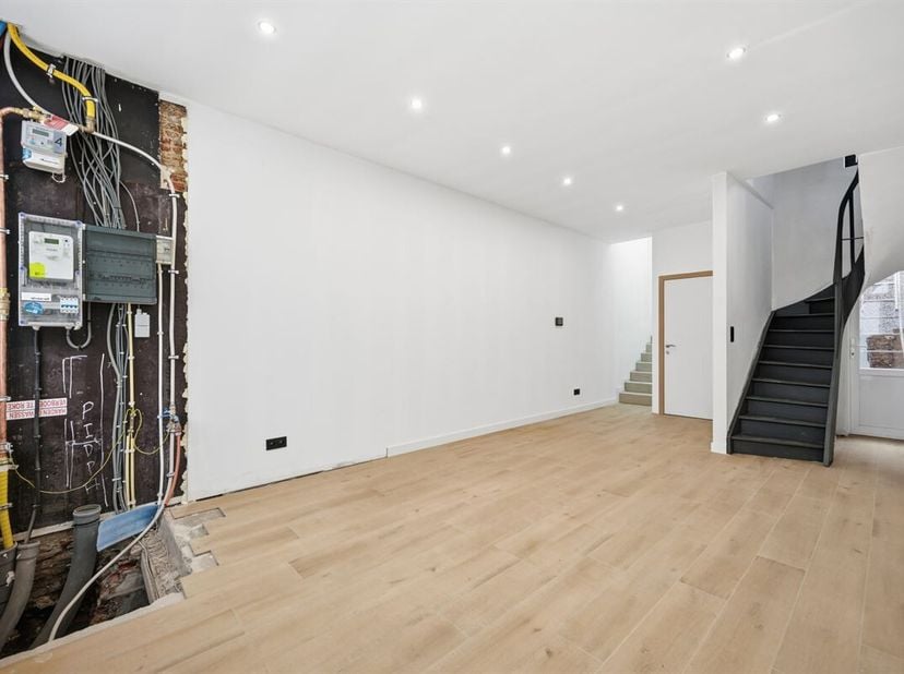 Midden in het hart van de stad, ligt deze pas vernieuwde woning met wit geschilderde voorgevel en hoge plafonds. Zowel de technieken (elektriciteit en
