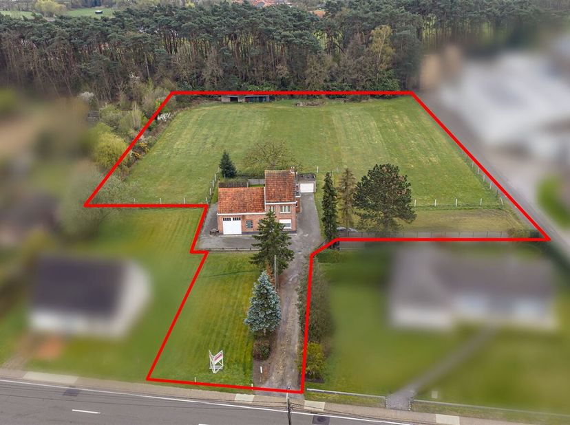Vrijstaande renovatiewoning op een landelijke ligging in Tremelo, met 3 slaapkamers, garage, bijgebouw en een ruime grondcomponent. De woning bevindt