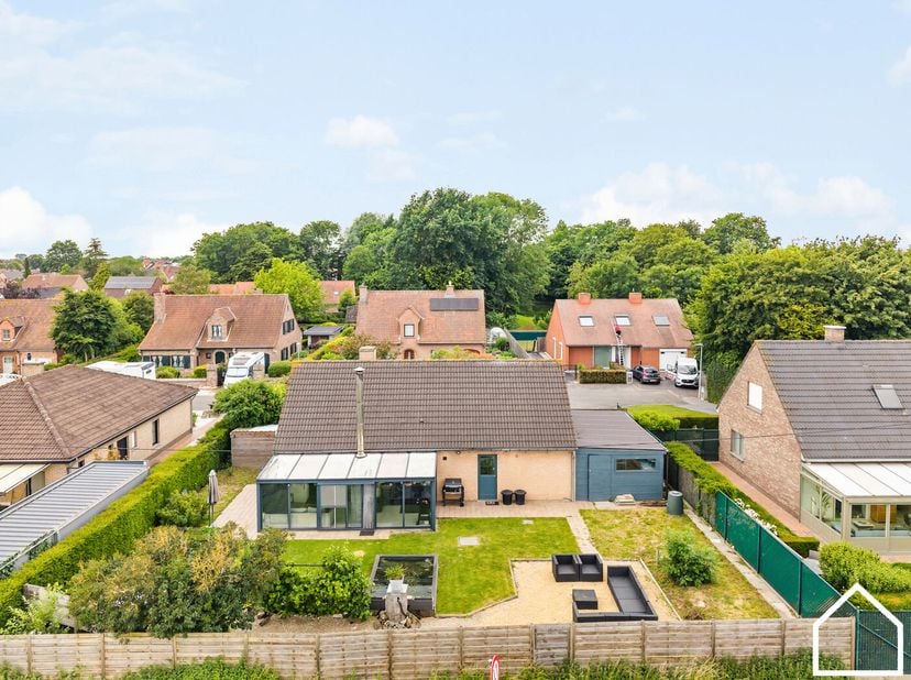 Deze open bebouwing op 575m² grond gelegen in een kindvriendelijke, rustige en groen wijk biedt het allemaal...<br />
<br />
ONTDEK DE WONING VIA DE V