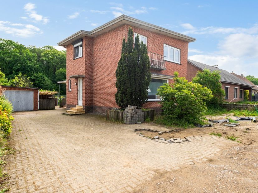 Ligging<br />
<br />
Gelegen in het rustige en groene Spalbeek, een deelgemeente van Hasselt, geniet deze woning van een aangename ligging met een v