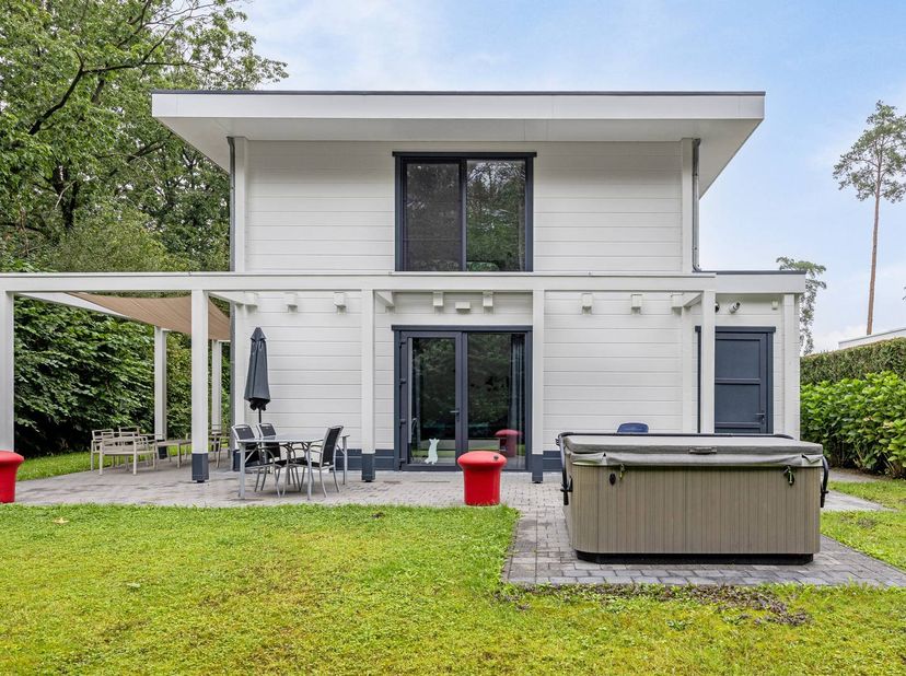 Cette luxueuse maison de vacances couvre environ 131 m² et est située sur un terrain de 348 m². Depuis le hall d'entrée, vous entrez dans l'espace de