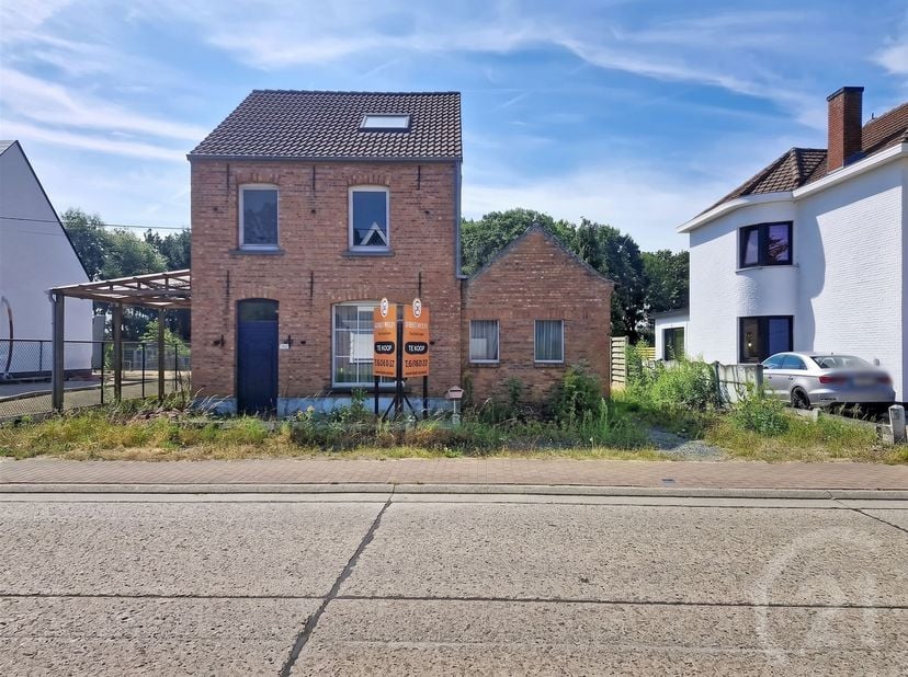Te renoveren woning met zonnige tuin op een perceel van 944 m².<br />
<br />
Ben je op zoek naar een woning die je volledig naar eigen smaak kan omt