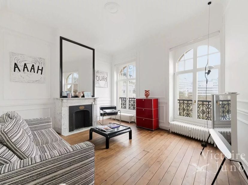 Ontdek dit prachtige appartement van 205 m² in het bruisende Saint-Gilles, België. De woning combineert authentieke charme met moderne afwerking en bi