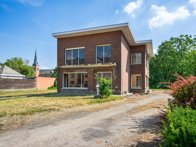 Op een uitstekende locatie te Heist-op-den-Berg bevindt zich deze ruime te renoveren halfopen bebouwing op een prachtig perceel van 10a53ca. Dankzij d