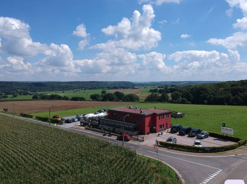 In het prachtige landschap van Teuven, vlakbij het bekende Drielandenpunt, bevindt zich dit schitterende en volledig instapklare restaurant met bovenl