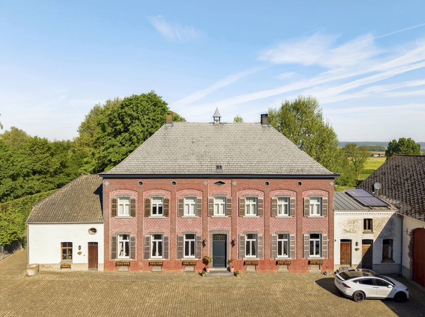 Ferme carrée exclusive à vendre à Arc-Wattripont – luxe, tranquillité et authenticité<br />
Cette ferme carrée exceptionnelle, entièrement rénovée tou