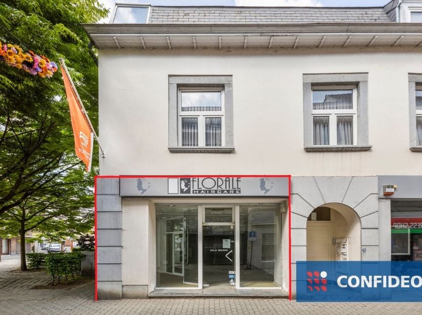 In het centrum van Tongeren, in een bruisende winkel-wandelstraat en op een steenworp van de Grote Markt, ligt dit multifunctionele handelspand. Hoewe