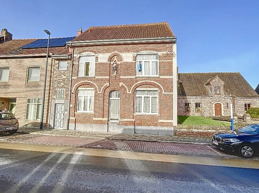 Op wandelstand van centrum van Staden, bevindt zich deze grote eigendom , die tal van mogelijkheden biedt. De woning kan makkelijk omgebouwd worden to