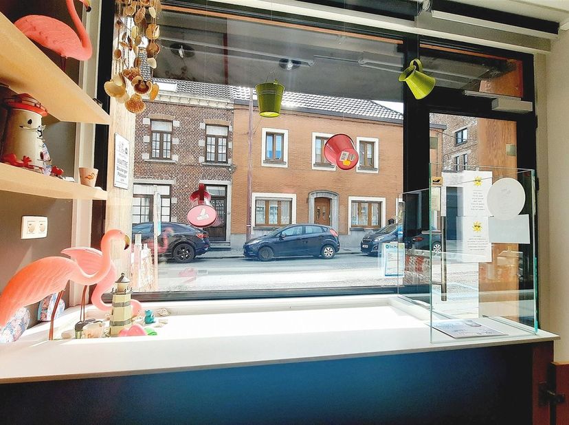 Maison de commerce à reprendre : Boulangerie dotée d'un grand atelier idéalement située à Leuze.<br />
Cette superbe bâtisse, dotée de beaucoup d'esp