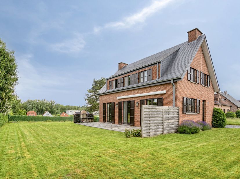Charmante villa centraal gelegen in Overijse. Vlakbij scholen, winkels en invalswegen. <br />
Deze charmante woning heeft een bewoonbare oppervlakte v