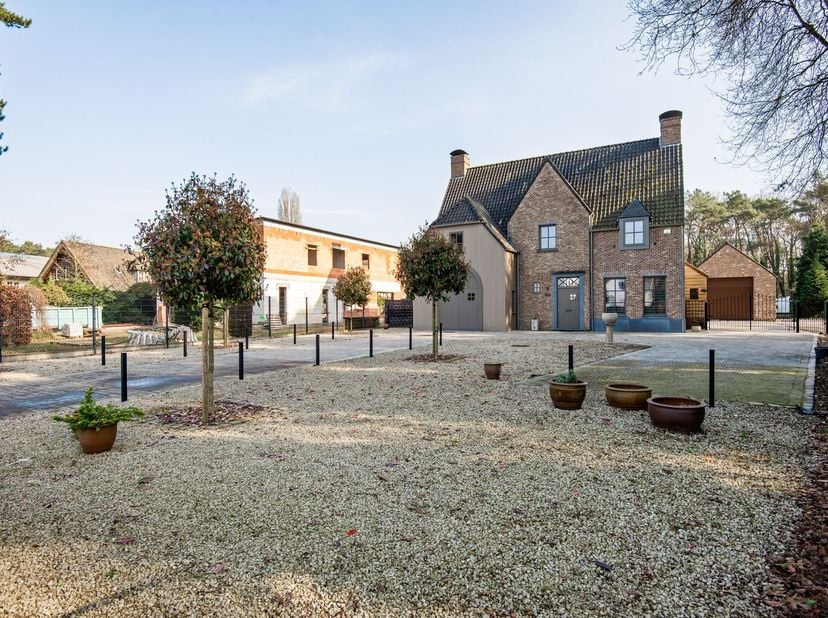 Deze woning is gelegen aan de Oostmallebaan 124A in Zoersel, centraal tussen het centrum van Oostmalle en Zoersel. De woning bevindt zich in een groen