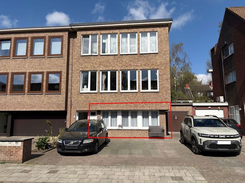 Ruim gelijkvloers appartement rustig gelegen en toch op wandelafstand van het centrum<br />
Ligging: <br />
Het appartement ligt in een rustige woonwi