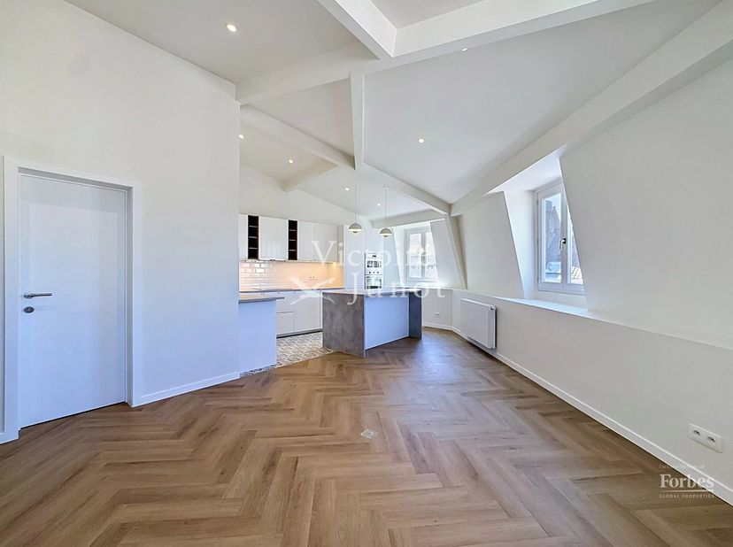 Victoire Junot vous propose cet appartement 2 chambres entièrement rénové, situé dans le quartier Saint-Boniface, au 4ème étage.<br />
Il se compose d