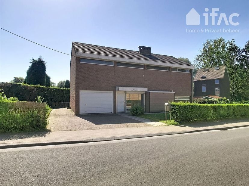Maison lumineuse à rénover idéalement située avec 4 chambres, garage et agréable jardin à vendre entre Overijse et Hoeilaart, avec excellente connexio
