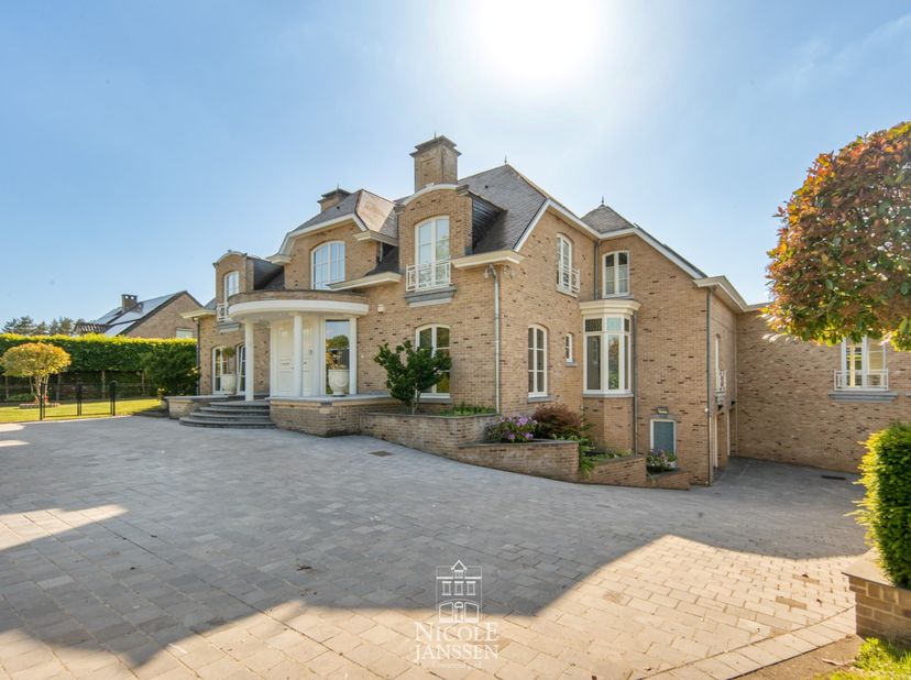 Deze riante en stijlvolle villa werd de afgelopen jaren smaakvol gerenoveerd waarbij werkelijk aan alles gedacht werd. Luxe, comfort en energiezuinig