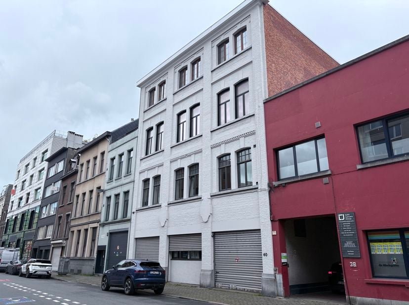 Cet espace de bureaux en rez-de-chaussée d'environ 100 m² est idéalement situé dans un quartier central d'Anvers, à proximité de la Troonplaats et à d