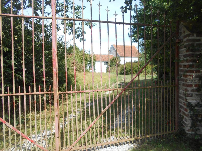 Speciaal geschikt voor zij  en hij die zoeken naar rust en stilte  !!! Terein 4500 M² !!! Uitgebreide mogelijkheden De ligging !s 80 Mtr van straat  s