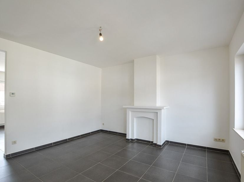 Zeer ruim duplexappartement te huur regio Oostende/Raversijde. Dit appartement bevat aparte inkom met trap naar verdiep, lichtrijke woonkamer en open