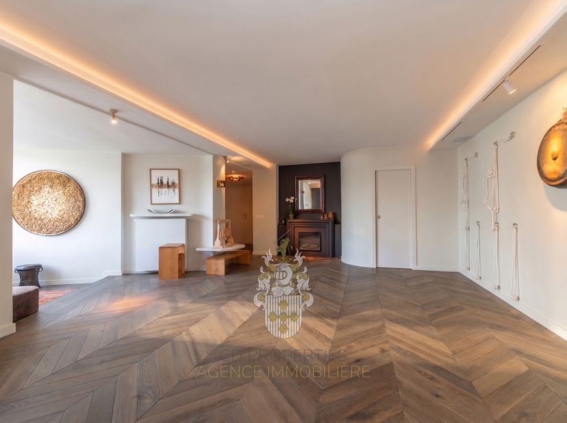 Luxe duplex met een uitzonderlijk karakter – Avenue Louis Lepoutre<br />
Deze prachtige duplex met karakter is ideaal gelegen aan de zeer gewilde Aven